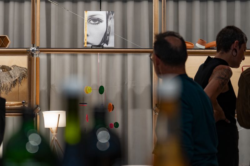 
             Assistents a la inauguració de DShop, la botiga del Disseny Hub. Al fons, un ...
             Autor: Laura Guerrero
             Mostra els detalls de la imatge Assistents a la inauguració de DShop, la botiga del Disseny Hub. Al fons, un ...
             