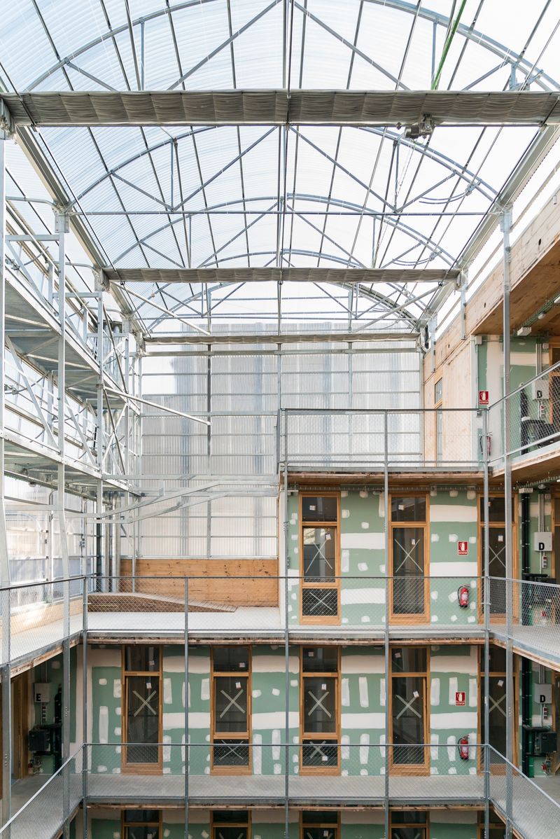 <div class='imageHoverDetail'>
             <p class='imageHoverTitle twoLineBreak'>Vista de conjunt de l'interior del primer edifici de cohabitatges contruït a ...</p>
             <p class='imageHoverAutor oneLineBreak'>Autor: Carlota Serarols</p>
             <button class='imageHoverBtn'>Mostra els detalls de la imatge <span class='sr-only'>Vista de conjunt de l'interior del primer edifici de cohabitatges contruït a ...</span></button>
             </div>