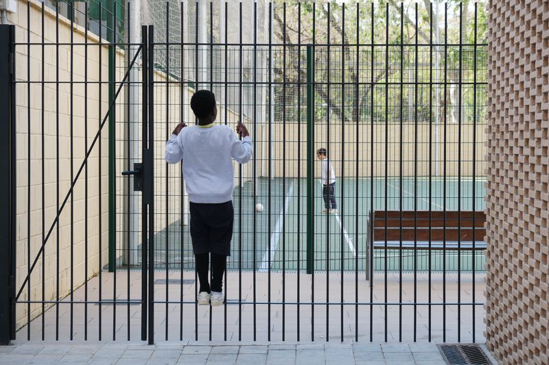 
             Un niño subido a una reja mira a otro que juega al fútbol, el día de la visit...
             Autor: Andreu Puig
             Ver los detalles de la imagen Un niño subido a una reja mira a otro que juega al fútbol, el día de la visit...
             