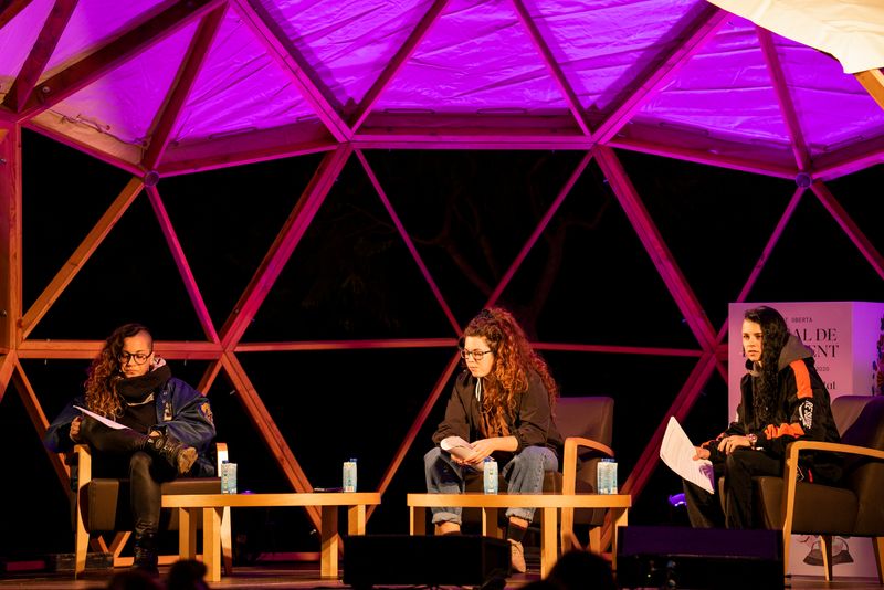 <div class='imageHoverDetail'>
             <p class='imageHoverTitle twoLineBreak'>Taula rodona "La música urbana per (re)pensar barris i espai públic" als jard...</p>
             <p class='imageHoverAutor oneLineBreak'>Autor: Mònica Moreno</p>
             <button class='imageHoverBtn'>Mostra els detalls de la imatge <span class='sr-only'>Taula rodona "La música urbana per (re)pensar barris i espai públic" als jard...</span></button>
             </div>