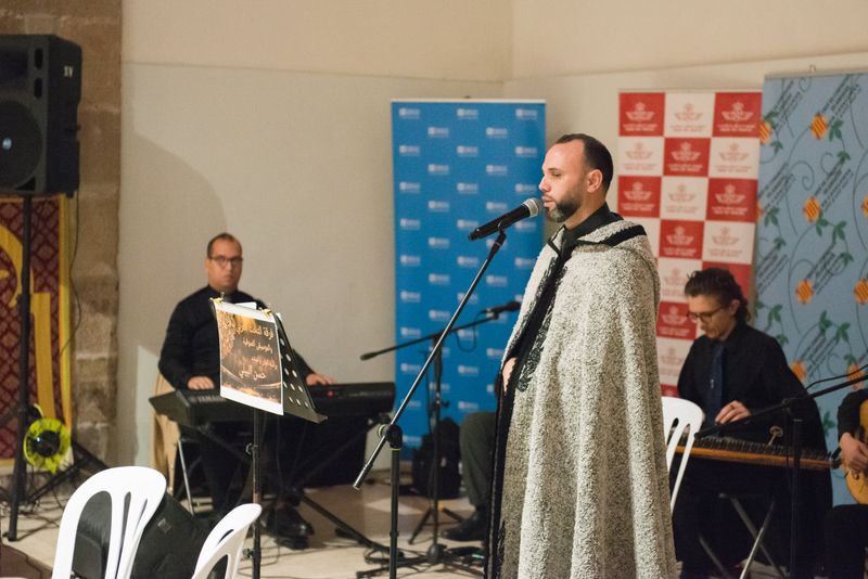 <div class='imageHoverDetail'>
             <p class='imageHoverTitle twoLineBreak'>Actuació musical a l'acte popular del trencament del dejuni del Ramadà, Iftar.</p>
             <p class='imageHoverAutor oneLineBreak'>Autor: Ceci Fimia</p>
             <button class='imageHoverBtn'>Mostra els detalls de la imatge <span class='sr-only'>Actuació musical a l'acte popular del trencament del dejuni del Ramadà, Iftar.</span></button>
             </div>