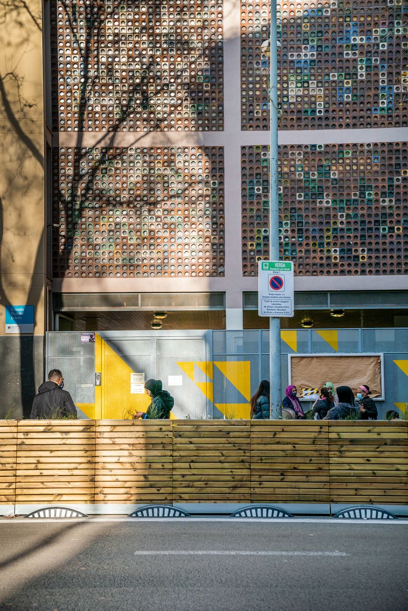 <div class='imageHoverDetail'>
             <p class='imageHoverTitle twoLineBreak'>Famílies amb nens esperant a la zona pacificada de vorera ampliada davant de ...</p>
             <p class='imageHoverAutor oneLineBreak'>Autor: Martí Petit</p>
             <button class='imageHoverBtn'>Mostra els detalls de la imatge <span class='sr-only'>Famílies amb nens esperant a la zona pacificada de vorera ampliada davant de ...</span></button>
             </div>