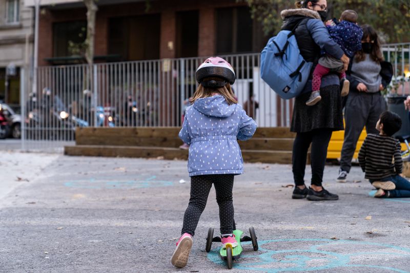 
             Una nena amb patinet juga dins de la zona pacificada davant de l’Escola 9 Graons
             Autor: Mònica Moreno
             Mostra els detalls de la imatge Una nena amb patinet juga dins de la zona pacificada davant de l’Escola 9 Graons
             