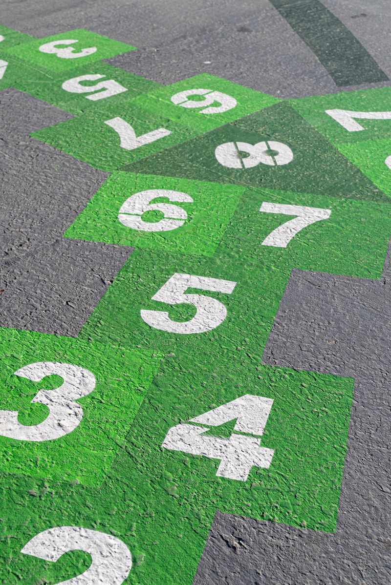 <div class='imageHoverDetail'>
             <p class='imageHoverTitle twoLineBreak'>Detall del dibuix d’una xarranca al ferm de la zona pacificada del carrer del...</p>
             <p class='imageHoverAutor oneLineBreak'>Autor: Clara Soler Chopo</p>
             <button class='imageHoverBtn'>Mostra els detalls de la imatge <span class='sr-only'>Detall del dibuix d’una xarranca al ferm de la zona pacificada del carrer del...</span></button>
             </div>