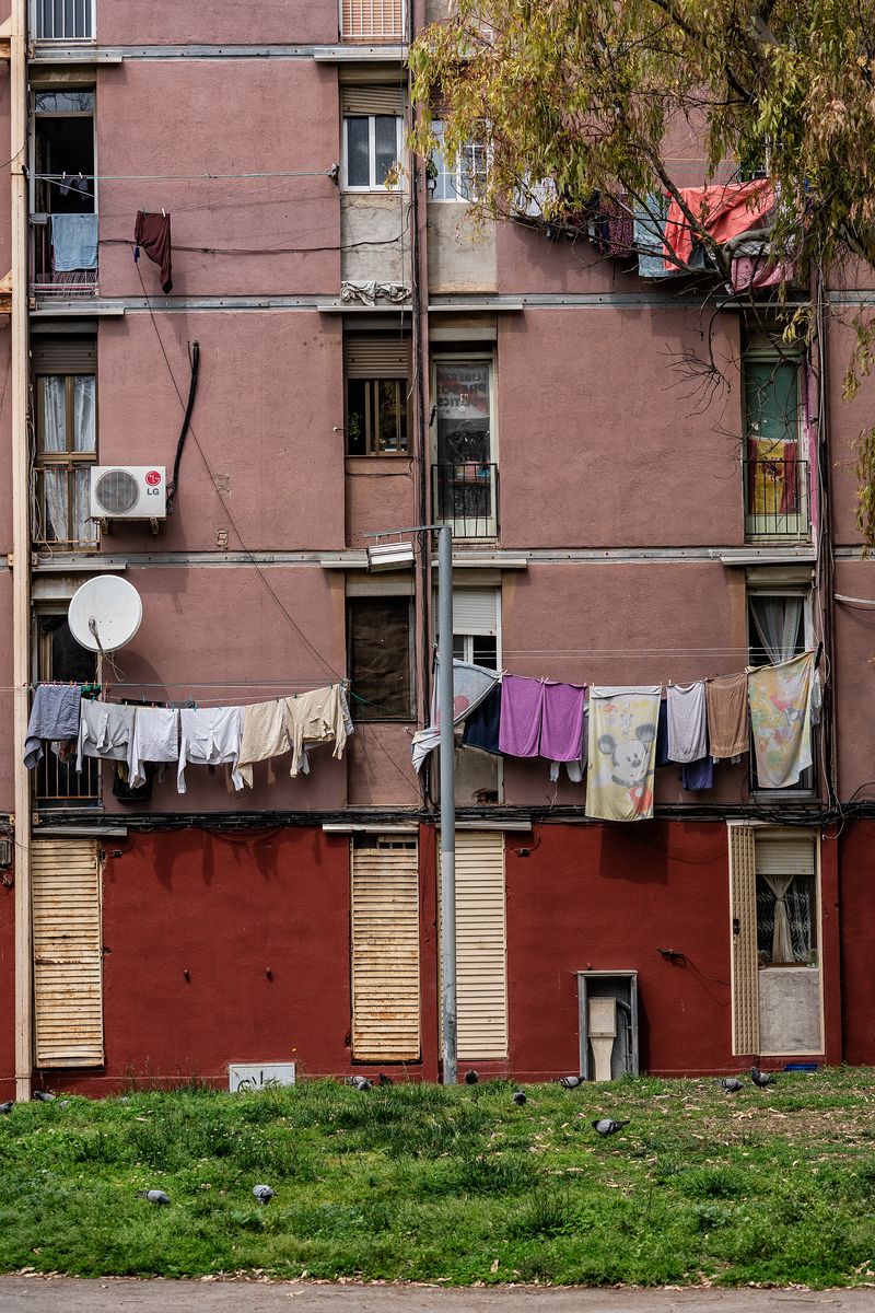 <div class='imageHoverDetail'>
             <p class='imageHoverTitle twoLineBreak'>Edifici d’habitatges amb roba estesa a l’exterior al barri del Besòs</p>
             <p class='imageHoverAutor oneLineBreak'>Autor: Laura Guerrero</p>
             <button class='imageHoverBtn'>Mostra els detalls de la imatge <span class='sr-only'>Edifici d’habitatges amb roba estesa a l’exterior al barri del Besòs</span></button>
             </div>