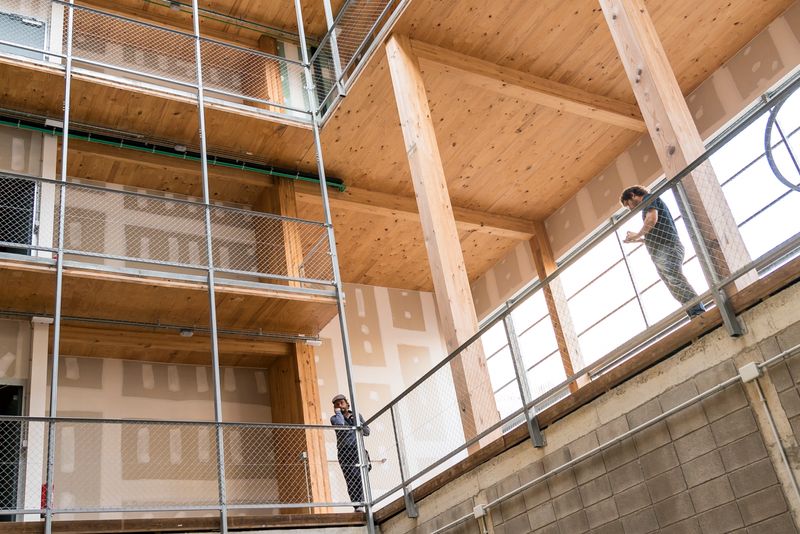 <div class='imageHoverDetail'>
             <p class='imageHoverTitle twoLineBreak'>Primer edifici de cohabitatges. Passadissos de distribució interior de l'edifici</p>
             <p class='imageHoverAutor oneLineBreak'>Autor: Carlota Serarols</p>
             <button class='imageHoverBtn'>Mostra els detalls de la imatge <span class='sr-only'>Primer edifici de cohabitatges. Passadissos de distribució interior de l'edifici</span></button>
             </div>