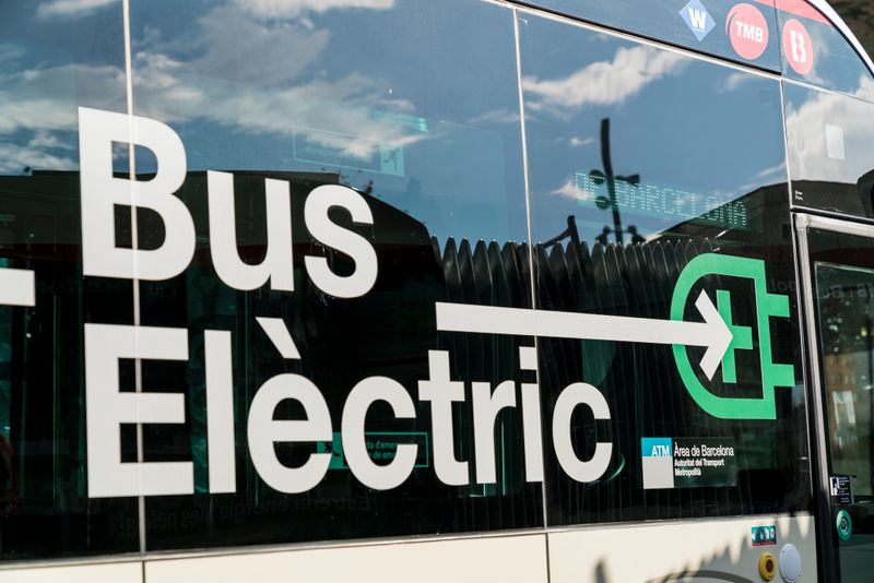 <div class='imageHoverDetail'>
             <p class='imageHoverTitle twoLineBreak'>Adhesiu al lateral del bus que informa sobre que és un Bus Elèctric</p>
             <p class='imageHoverAutor oneLineBreak'>Autor: Carlota Serarols</p>
             <button class='imageHoverBtn'>Mostra els detalls de la imatge <span class='sr-only'>Adhesiu al lateral del bus que informa sobre que és un Bus Elèctric</span></button>
             </div>