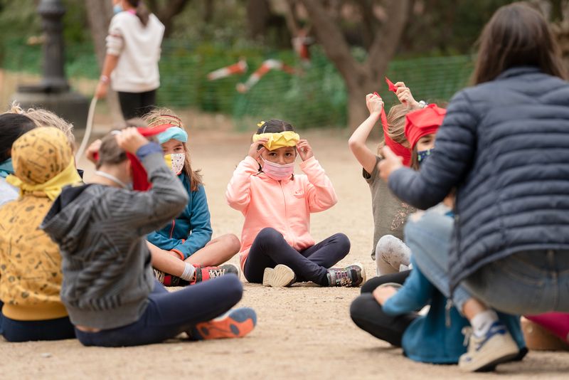 <div class='imageHoverDetail'>
             <p class='imageHoverTitle twoLineBreak'>Nens asseguts en rotllana a terra es van tapant els ulls amb mocadors per fer...</p>
             <p class='imageHoverAutor oneLineBreak'>Autor: Martí Petit</p>
             <button class='imageHoverBtn'>Mostra els detalls de la imatge <span class='sr-only'>Nens asseguts en rotllana a terra es van tapant els ulls amb mocadors per fer...</span></button>
             </div>