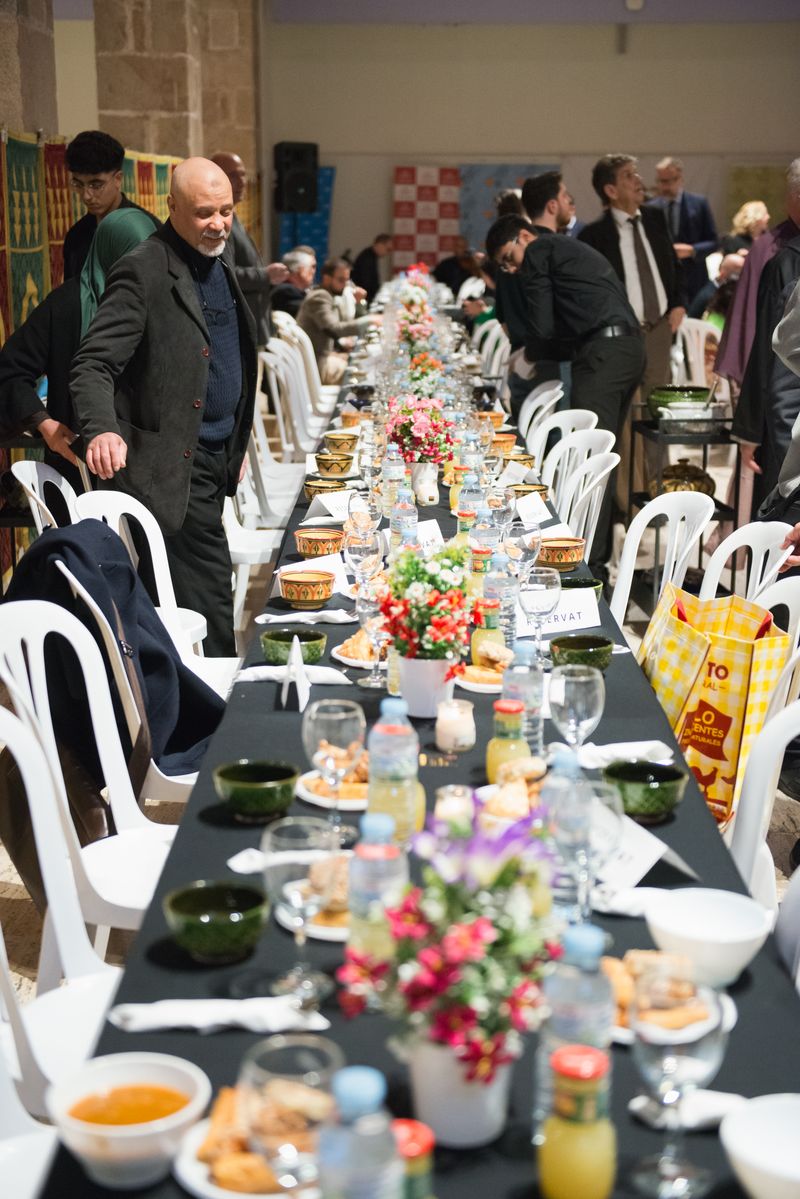 <div class='imageHoverDetail'>
             <p class='imageHoverTitle twoLineBreak'>Taula preparada per l'acte popular del trencament del dejuni del Ramadà, Iftar.</p>
             <p class='imageHoverAutor oneLineBreak'>Autor: Ceci Fimia</p>
             <button class='imageHoverBtn'>Mostra els detalls de la imatge <span class='sr-only'>Taula preparada per l'acte popular del trencament del dejuni del Ramadà, Iftar.</span></button>
             </div>