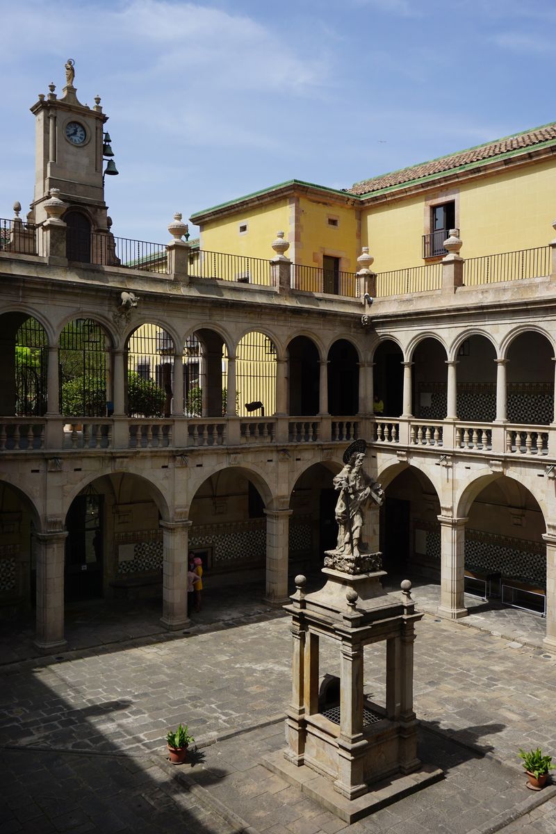 <div class='imageHoverDetail'>
             <p class='imageHoverTitle twoLineBreak'>Casa de Convalescència. Pati i estàtua</p>
             <p class='imageHoverAutor oneLineBreak'>Autor: Vicente Zambrano González</p>
             <button class='imageHoverBtn'>Mostra els detalls de la imatge <span class='sr-only'>Casa de Convalescència. Pati i estàtua</span></button>
             </div>