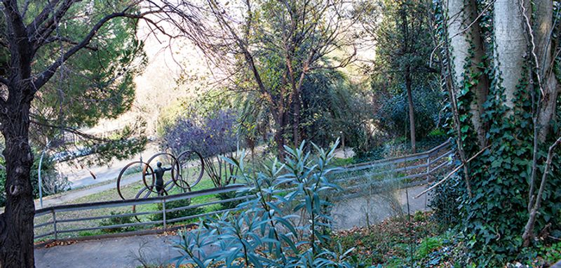 <div class='imageHoverDetail'>
             <p class='imageHoverTitle twoLineBreak'>Jardins de Joan Brossa amb l'escultura de "Joaquim Blume", obra de Nicolau Ortiz</p>
             <p class='imageHoverAutor oneLineBreak'>Autor: Paola de Grenet</p>
             <button class='imageHoverBtn'>Mostra els detalls de la imatge <span class='sr-only'>Jardins de Joan Brossa amb l'escultura de "Joaquim Blume", obra de Nicolau Ortiz</span></button>
             </div>