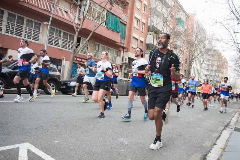 
             Diversos corredors al llarg de la Mitja Marató de Barcelona
             Autor: Ceci Fimia
             Mostra els detalls de la imatge Diversos corredors al llarg de la Mitja Marató de Barcelona
             