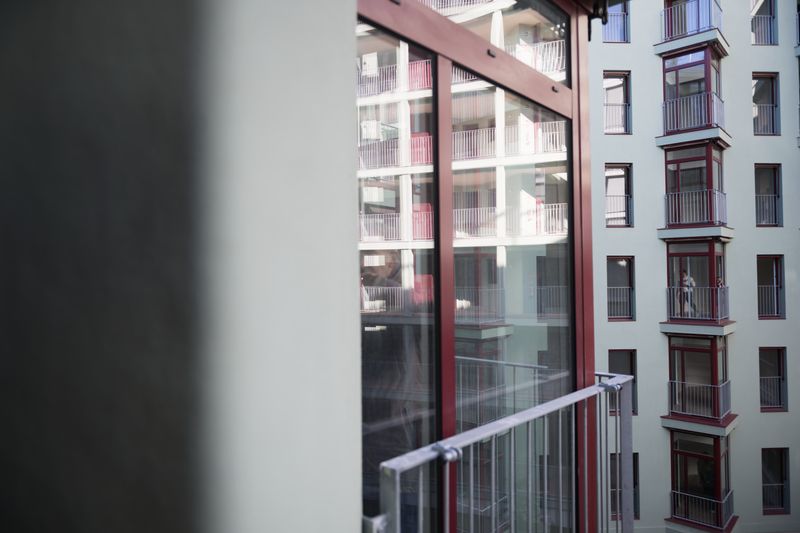 <div class='imageHoverDetail'>
             <p class='imageHoverTitle twoLineBreak'>Interior d’un dels habitatges públics de l’Illa Glòries el dia del lliurament...</p>
             <p class='imageHoverAutor oneLineBreak'>Autor: Ceci Fimia</p>
             <button class='imageHoverBtn'>Mostra els detalls de la imatge <span class='sr-only'>Interior d’un dels habitatges públics de l’Illa Glòries el dia del lliurament...</span></button>
             </div>