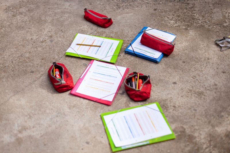 <div class='imageHoverDetail'>
             <p class='imageHoverTitle twoLineBreak'>Carpetes amb fulls i estoigs al terra de la plaça de Nou Barris on els nens d...</p>
             <p class='imageHoverAutor oneLineBreak'>Autor: Paula Jaume</p>
             <button class='imageHoverBtn'>Mostra els detalls de la imatge <span class='sr-only'>Carpetes amb fulls i estoigs al terra de la plaça de Nou Barris on els nens d...</span></button>
             </div>