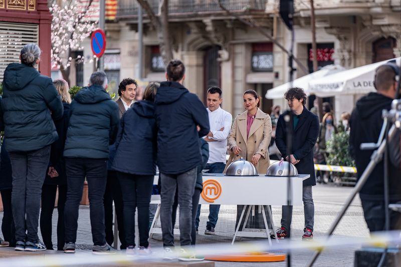 <div class='imageHoverDetail'>
             <p class='imageHoverTitle twoLineBreak'>Equip de rodatge i participants del concurs de cuina Masterchef a l'exterior ...</p>
             <p class='imageHoverAutor oneLineBreak'>Autor: Laura Guerrero</p>
             <button class='imageHoverBtn'>Mostra els detalls de la imatge <span class='sr-only'>Equip de rodatge i participants del concurs de cuina Masterchef a l'exterior ...</span></button>
             </div>