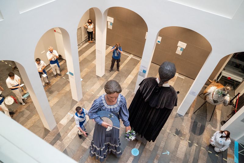 <div class='imageHoverDetail'>
             <p class='imageHoverTitle twoLineBreak'>Ball dels Gegants de Gràcia a la seu del Districte durant l’acte de lectura d...</p>
             <p class='imageHoverAutor oneLineBreak'>Autor: Clara Soler Chopo</p>
             <button class='imageHoverBtn'>Mostra els detalls de la imatge <span class='sr-only'>Ball dels Gegants de Gràcia a la seu del Districte durant l’acte de lectura d...</span></button>
             </div>