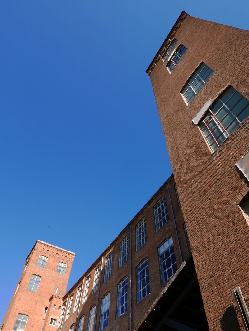 <div class='imageHoverDetail'>
             <p class='imageHoverTitle twoLineBreak'>Exterior de la fàbrica de creació Fabra i Coats</p>
             <p class='imageHoverAutor oneLineBreak'>Autor: Vicente Zambrano</p>
             <button class='imageHoverBtn'>Mostra els detalls de la imatge <span class='sr-only'>Exterior de la fàbrica de creació Fabra i Coats</span></button>
             </div>