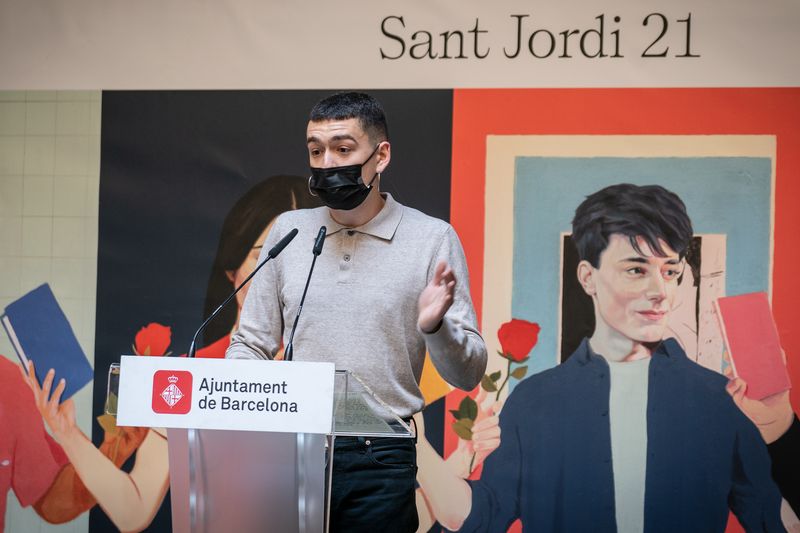 <div class='imageHoverDetail'>
             <p class='imageHoverTitle twoLineBreak'>Discurs de l’escriptor Pol Guasch durant l’acte de l’esmorzar de Sant Jordi c...</p>
             <p class='imageHoverAutor oneLineBreak'>Autor: Laura Guerrero</p>
             <button class='imageHoverBtn'>Mostra els detalls de la imatge <span class='sr-only'>Discurs de l’escriptor Pol Guasch durant l’acte de l’esmorzar de Sant Jordi c...</span></button>
             </div>
