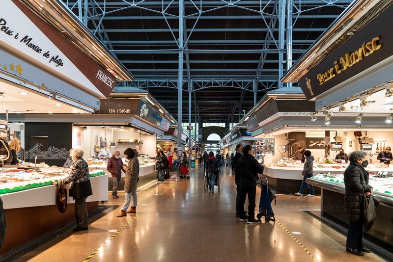 <div class='imageHoverDetail'>
             <p class='imageHoverTitle twoLineBreak'>Gent compra a les parades del Mercat del Ninot</p>
             <p class='imageHoverAutor oneLineBreak'>Autor: Mariona Gil</p>
             <button class='imageHoverBtn'>Mostra els detalls de la imatge <span class='sr-only'>Gent compra a les parades del Mercat del Ninot</span></button>
             </div>