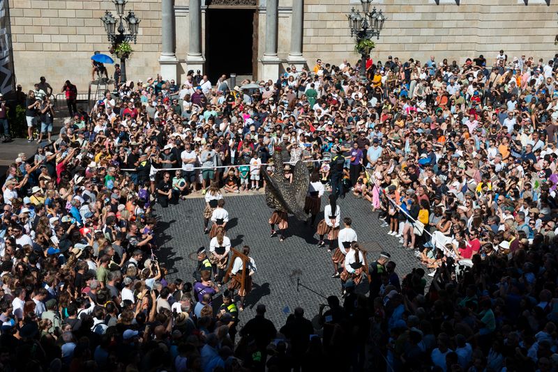 <div class='imageHoverDetail'>
             <p class='imageHoverTitle twoLineBreak'>Vista en altura del Ball de l’Àliga a la plaça de Sant Jaume. Al voltant, con...</p>
             <p class='imageHoverAutor oneLineBreak'>Autor: Ceci Fimia</p>
             <button class='imageHoverBtn'>Mostra els detalls de la imatge <span class='sr-only'>Vista en altura del Ball de l’Àliga a la plaça de Sant Jaume. Al voltant, con...</span></button>
             </div>