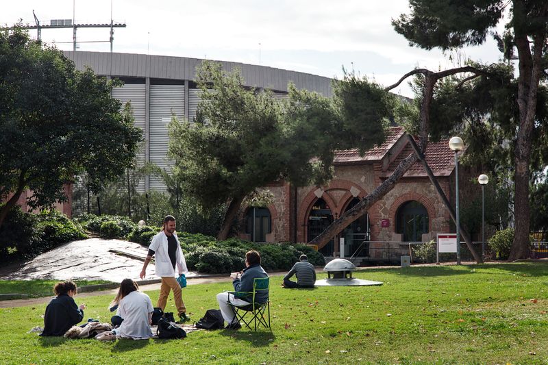 <div class='imageHoverDetail'>
             <p class='imageHoverTitle twoLineBreak'>Grups de persones descansant sobre la gespa dels Jardins de la Maternitat amb...</p>
             <p class='imageHoverAutor oneLineBreak'>Autor: Paola de Grenet</p>
             <button class='imageHoverBtn'>Mostra els detalls de la imatge <span class='sr-only'>Grups de persones descansant sobre la gespa dels Jardins de la Maternitat amb...</span></button>
             </div>