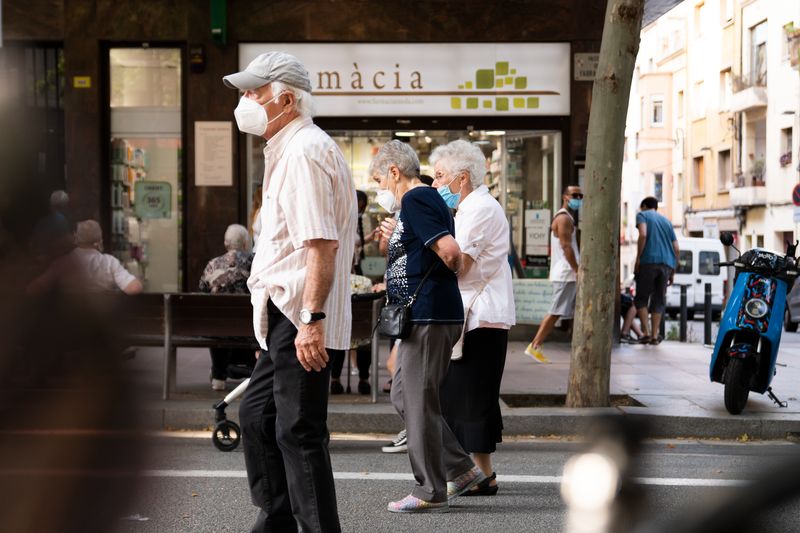 <div class='imageHoverDetail'>
             <p class='imageHoverTitle twoLineBreak'>Un grup de persones grans passeja amb mascareta per l'itinerari segur del pas...</p>
             <p class='imageHoverAutor oneLineBreak'>Autor: Clara Soler Chopo</p>
             <button class='imageHoverBtn'>Mostra els detalls de la imatge <span class='sr-only'>Un grup de persones grans passeja amb mascareta per l'itinerari segur del pas...</span></button>
             </div>