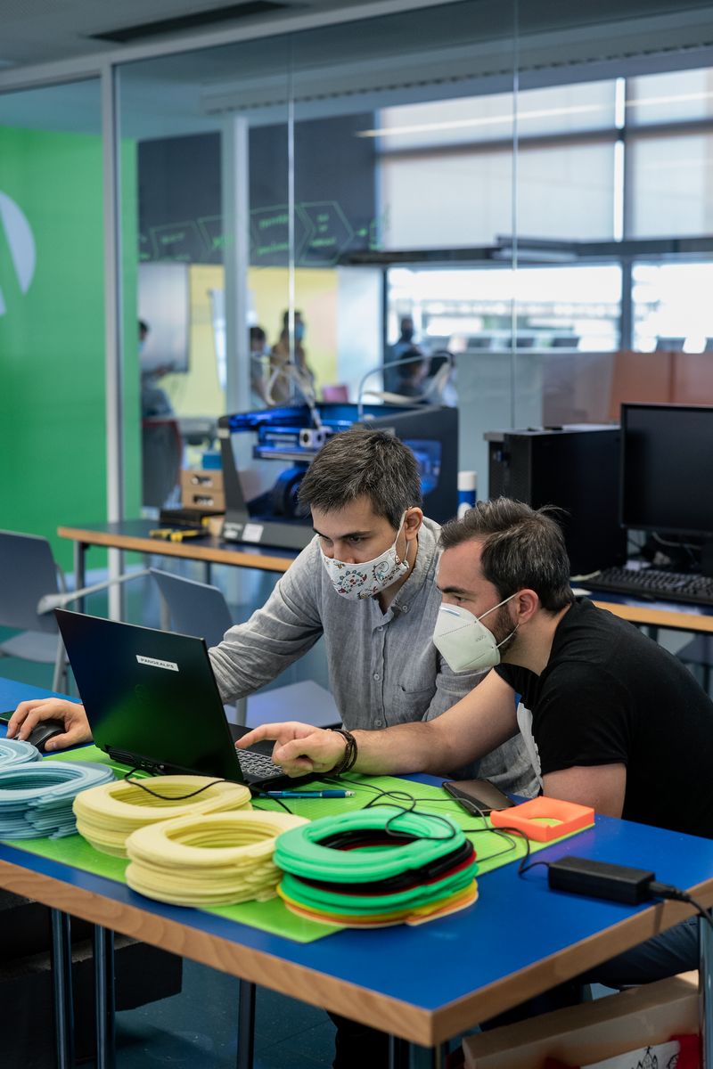 <div class='imageHoverDetail'>
             <p class='imageHoverTitle twoLineBreak'>Dos desenvolupadors treballen davant d'un portàtil al Parc Tecnològic Barcelo...</p>
             <p class='imageHoverAutor oneLineBreak'>Autor: Laura Guerrero</p>
             <button class='imageHoverBtn'>Mostra els detalls de la imatge <span class='sr-only'>Dos desenvolupadors treballen davant d'un portàtil al Parc Tecnològic Barcelo...</span></button>
             </div>