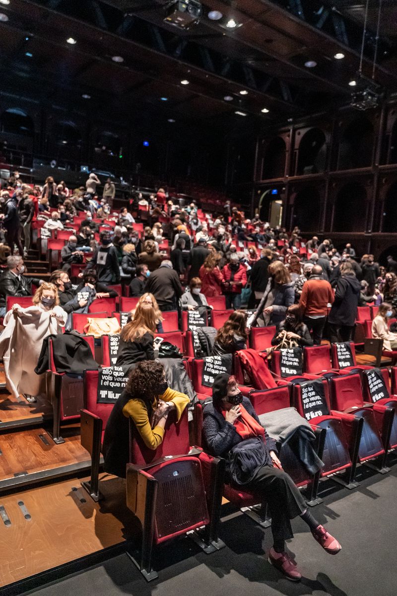 <div class='imageHoverDetail'>
             <p class='imageHoverTitle twoLineBreak'>Públic assistent a l’estrena de l’obra "Tres germanes" al Teatre Lliure</p>
             <p class='imageHoverAutor oneLineBreak'>Autor: Laura Guerrero</p>
             <button class='imageHoverBtn'>Mostra els detalls de la imatge <span class='sr-only'>Públic assistent a l’estrena de l’obra "Tres germanes" al Teatre Lliure</span></button>
             </div>