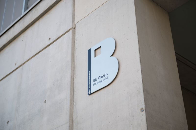 <div class='imageHoverDetail'>
             <p class='imageHoverTitle twoLineBreak'>Cartell dels habitatges públics de l’Illa Glòries el dia del lliurament de claus</p>
             <p class='imageHoverAutor oneLineBreak'>Autor: Ceci Fimia</p>
             <button class='imageHoverBtn'>Mostra els detalls de la imatge <span class='sr-only'>Cartell dels habitatges públics de l’Illa Glòries el dia del lliurament de claus</span></button>
             </div>