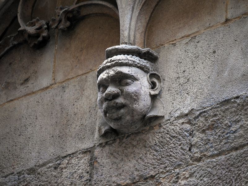 <div class='imageHoverDetail'>
             <p class='imageHoverTitle twoLineBreak'>Mènsula rostre home negre al Palau de la Generalitat. Façana gòtica del carre...</p>
             <p class='imageHoverAutor oneLineBreak'>Autor: Vicente Zambrano González</p>
             <button class='imageHoverBtn'>Mostra els detalls de la imatge <span class='sr-only'>Mènsula rostre home negre al Palau de la Generalitat. Façana gòtica del carre...</span></button>
             </div>