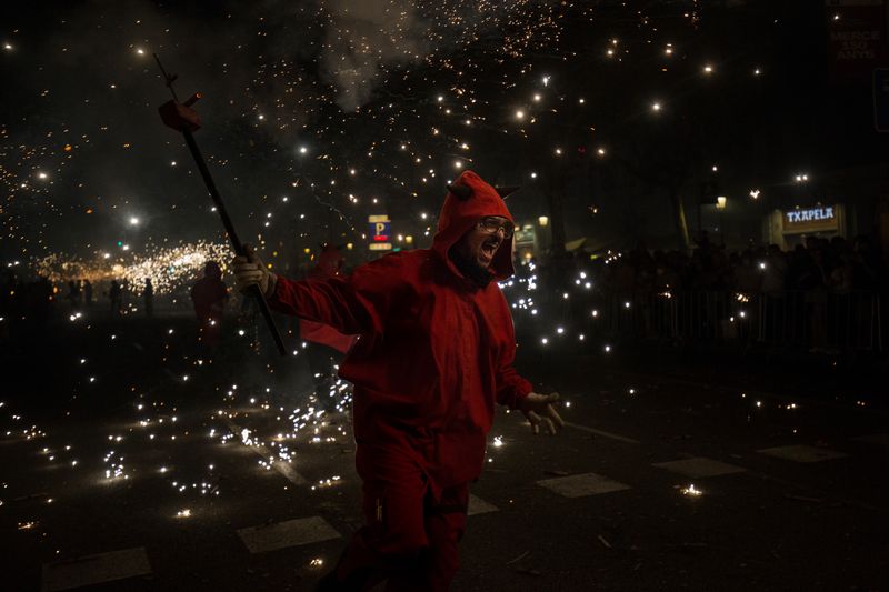 <div class='imageHoverDetail'>
             <p class='imageHoverTitle twoLineBreak'>Membre d'una colla de diables envoltat d'espurnes durant la Festa del Foc al ...</p>
             <p class='imageHoverAutor oneLineBreak'>Autor: Carles Palacio</p>
             <button class='imageHoverBtn'>Mostra els detalls de la imatge <span class='sr-only'>Membre d'una colla de diables envoltat d'espurnes durant la Festa del Foc al ...</span></button>
             </div>