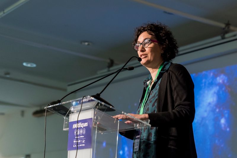 <div class='imageHoverDetail'>
             <p class='imageHoverTitle twoLineBreak'>Parlament des del faristol d'una representant de l'organització</p>
             <p class='imageHoverAutor oneLineBreak'>Autor: Carlota Serarols</p>
             <button class='imageHoverBtn'>Mostra els detalls de la imatge <span class='sr-only'>Parlament des del faristol d'una representant de l'organització</span></button>
             </div>