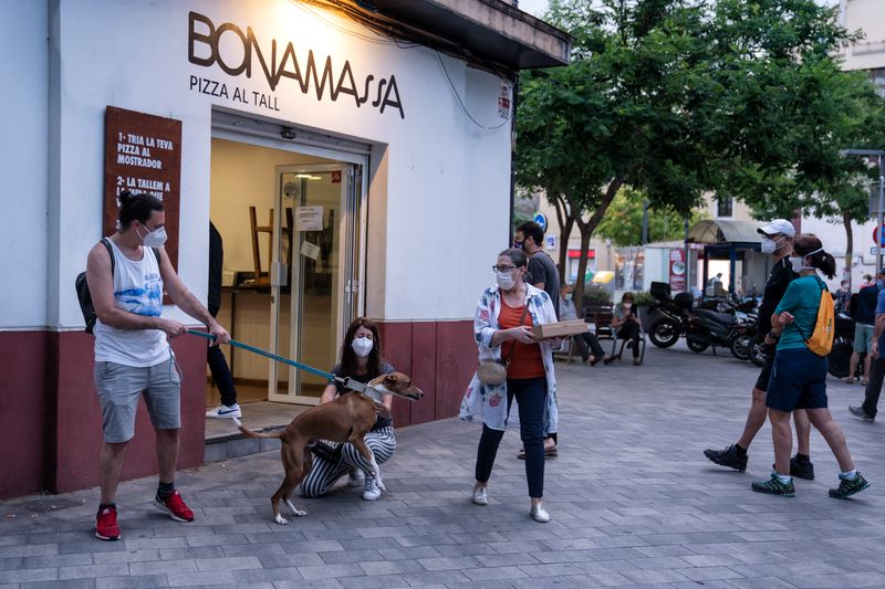<div class='imageHoverDetail'>
             <p class='imageHoverTitle twoLineBreak'>Gent fent cua a una pizzeria de la plaça d'Eivissa i una noia acariciant un g...</p>
             <p class='imageHoverAutor oneLineBreak'>Autor: Laura Guerrero</p>
             <button class='imageHoverBtn'>Mostra els detalls de la imatge <span class='sr-only'>Gent fent cua a una pizzeria de la plaça d'Eivissa i una noia acariciant un g...</span></button>
             </div>