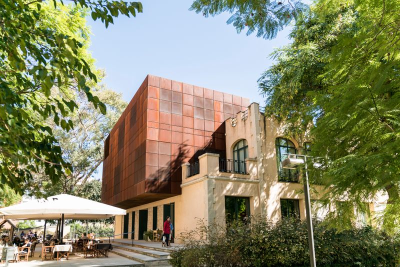 <div class='imageHoverDetail'>
             <p class='imageHoverTitle twoLineBreak'>Edifici de la biblioteca</p>
             <p class='imageHoverAutor oneLineBreak'>Autor: Sebastià Rambla</p>
             <button class='imageHoverBtn'>Mostra els detalls de la imatge <span class='sr-only'>Edifici de la biblioteca</span></button>
             </div>