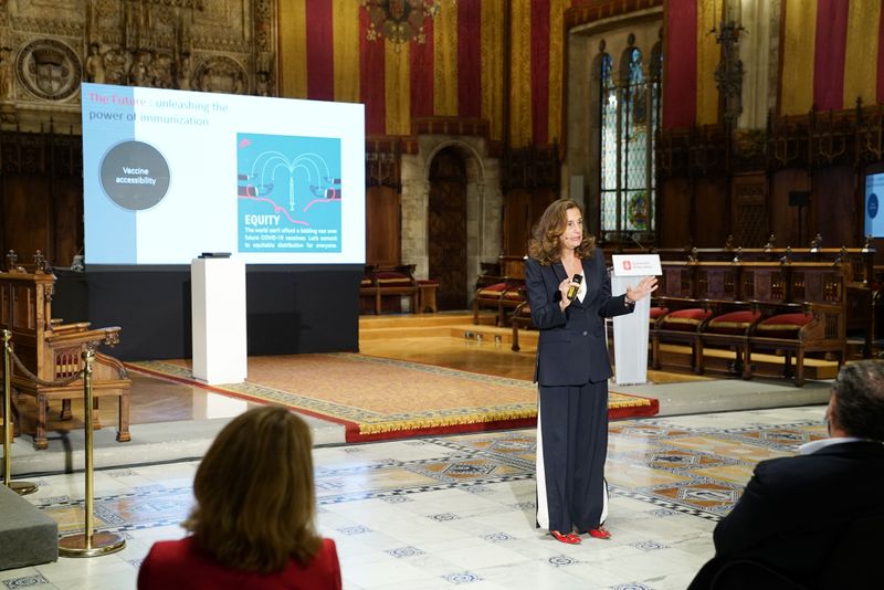 <div class='imageHoverDetail'>
             <p class='imageHoverTitle twoLineBreak'>Conferència de la viròloga Ilaria Capua, guanyadora dels premis Barcelona Hyp...</p>
             <p class='imageHoverAutor oneLineBreak'>Autor: Martí Petit</p>
             <button class='imageHoverBtn'>Mostra els detalls de la imatge <span class='sr-only'>Conferència de la viròloga Ilaria Capua, guanyadora dels premis Barcelona Hyp...</span></button>
             </div>