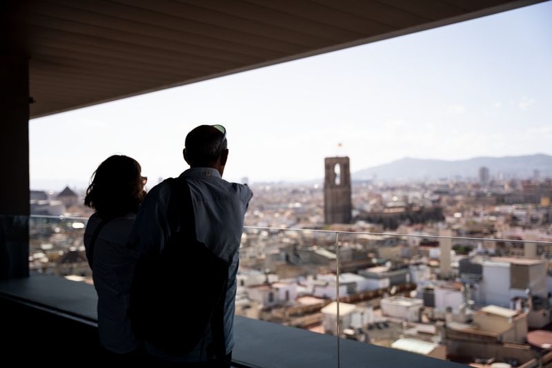 <div class='imageHoverDetail'>
             <p class='imageHoverTitle twoLineBreak'>Una parella al mirador de Maria Aurèlia Capmany de l'Ajuntament de Barcelona ...</p>
             <p class='imageHoverAutor oneLineBreak'>Autor: Mònica Moreno</p>
             <button class='imageHoverBtn'>Mostra els detalls de la imatge <span class='sr-only'>Una parella al mirador de Maria Aurèlia Capmany de l'Ajuntament de Barcelona ...</span></button>
             </div>