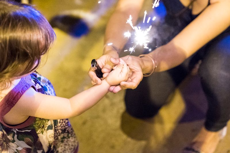 <div class='imageHoverDetail'>
             <p class='imageHoverTitle twoLineBreak'>Nena jugant amb una bengala amb l'ajuda d'una adulta</p>
             <p class='imageHoverAutor oneLineBreak'>Autor: Goroka (Empresa)</p>
             <button class='imageHoverBtn'>Mostra els detalls de la imatge <span class='sr-only'>Nena jugant amb una bengala amb l'ajuda d'una adulta</span></button>
             </div>