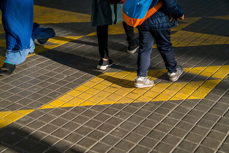 <div class='imageHoverDetail'>
             <p class='imageHoverTitle twoLineBreak'>Nens amb motxilles caminant per la zona pacificada davant de l’Escola Rubén D...</p>
             <p class='imageHoverAutor oneLineBreak'>Autor: Martí Petit</p>
             <button class='imageHoverBtn'>Mostra els detalls de la imatge <span class='sr-only'>Nens amb motxilles caminant per la zona pacificada davant de l’Escola Rubén D...</span></button>
             </div>