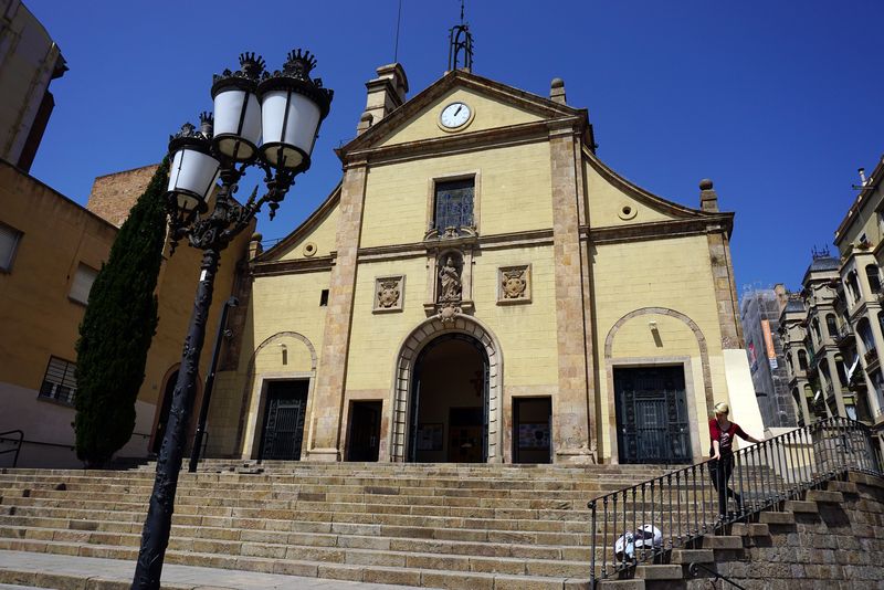 <div class='imageHoverDetail'>
             <p class='imageHoverTitle twoLineBreak'>Església dels Josepets</p>
             <p class='imageHoverAutor oneLineBreak'>Autor: Vicente Zambrano González</p>
             <button class='imageHoverBtn'>Mostra els detalls de la imatge <span class='sr-only'>Església dels Josepets</span></button>
             </div>