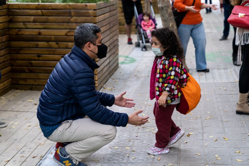 <div class='imageHoverDetail'>
             <p class='imageHoverTitle twoLineBreak'>Un pare rep amb els braços oberts la seva filla, que surt de l’Escola Marilla...</p>
             <p class='imageHoverAutor oneLineBreak'>Autor: Mariona Gil</p>
             <button class='imageHoverBtn'>Mostra els detalls de la imatge <span class='sr-only'>Un pare rep amb els braços oberts la seva filla, que surt de l’Escola Marilla...</span></button>
             </div>