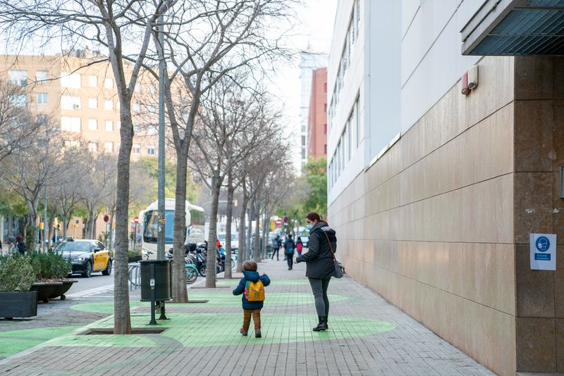 <div class='imageHoverDetail'>
             <p class='imageHoverTitle twoLineBreak'>Una família s’allunya de l’escola caminant per la vorera de la zona pacificad...</p>
             <p class='imageHoverAutor oneLineBreak'>Autor: Martí Petit</p>
             <button class='imageHoverBtn'>Mostra els detalls de la imatge <span class='sr-only'>Una família s’allunya de l’escola caminant per la vorera de la zona pacificad...</span></button>
             </div>