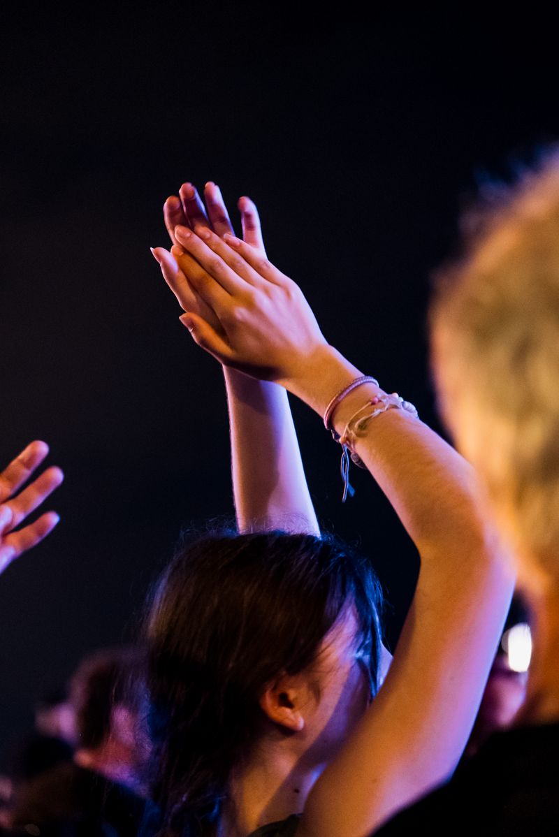 <div class='imageHoverDetail'>
             <p class='imageHoverTitle twoLineBreak'>Una noia aplaudeix entre el públic del concert de "Clàssica a la platja" diri...</p>
             <p class='imageHoverAutor oneLineBreak'>Autor: Elena Pastor</p>
             <button class='imageHoverBtn'>Mostra els detalls de la imatge <span class='sr-only'>Una noia aplaudeix entre el públic del concert de "Clàssica a la platja" diri...</span></button>
             </div>