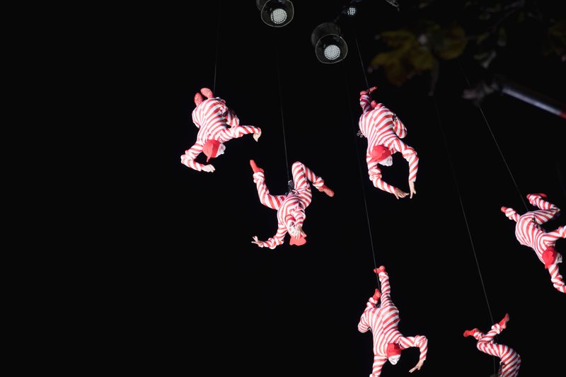 <div class='imageHoverDetail'>
             <p class='imageHoverTitle twoLineBreak'>Espectáculo con motivo del encendido de luces de Navidad en el paseo de Gràcia</p>
             <p class='imageHoverAutor oneLineBreak'>Autor: Ceci Fimia</p>
             <button class='imageHoverBtn'>Ver los detalles de la imagen <span class='sr-only'>Espectáculo con motivo del encendido de luces de Navidad en el paseo de Gràcia</span></button>
             </div>