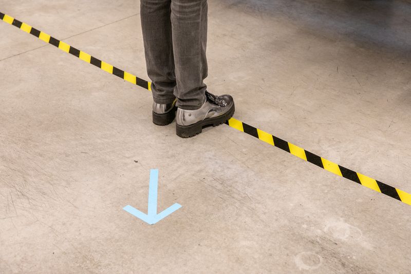 <div class='imageHoverDetail'>
             <p class='imageHoverTitle twoLineBreak'>Una persona s'espera a la línia marcada a terra per mantenir la distància de ...</p>
             <p class='imageHoverAutor oneLineBreak'>Autor: Edu Bayer</p>
             <button class='imageHoverBtn'>Mostra els detalls de la imatge <span class='sr-only'>Una persona s'espera a la línia marcada a terra per mantenir la distància de ...</span></button>
             </div>