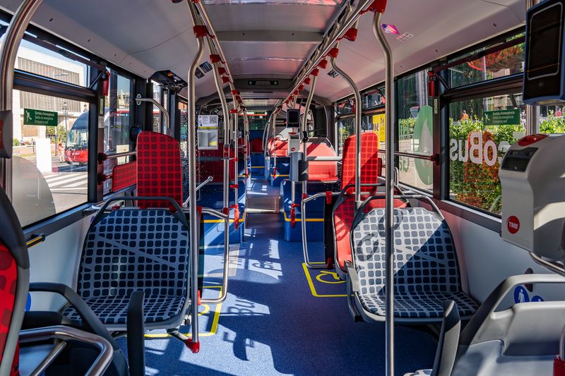 
             Interior d’un dels nous autobusos ecològics elèctrics i híbrids amb seients r...
             Autor: Laura Guerrero
             Mostra els detalls de la imatge Interior d’un dels nous autobusos ecològics elèctrics i híbrids amb seients r...
             