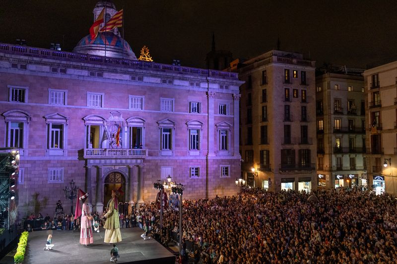 <div class='imageHoverDetail'>
             <p class='imageHoverTitle twoLineBreak'>Ball dels Gegants del Pi a l'escenari de la plaça de Sant Jaume amb motiu del...</p>
             <p class='imageHoverAutor oneLineBreak'>Autor: Laura Guerrero</p>
             <button class='imageHoverBtn'>Mostra els detalls de la imatge <span class='sr-only'>Ball dels Gegants del Pi a l'escenari de la plaça de Sant Jaume amb motiu del...</span></button>
             </div>